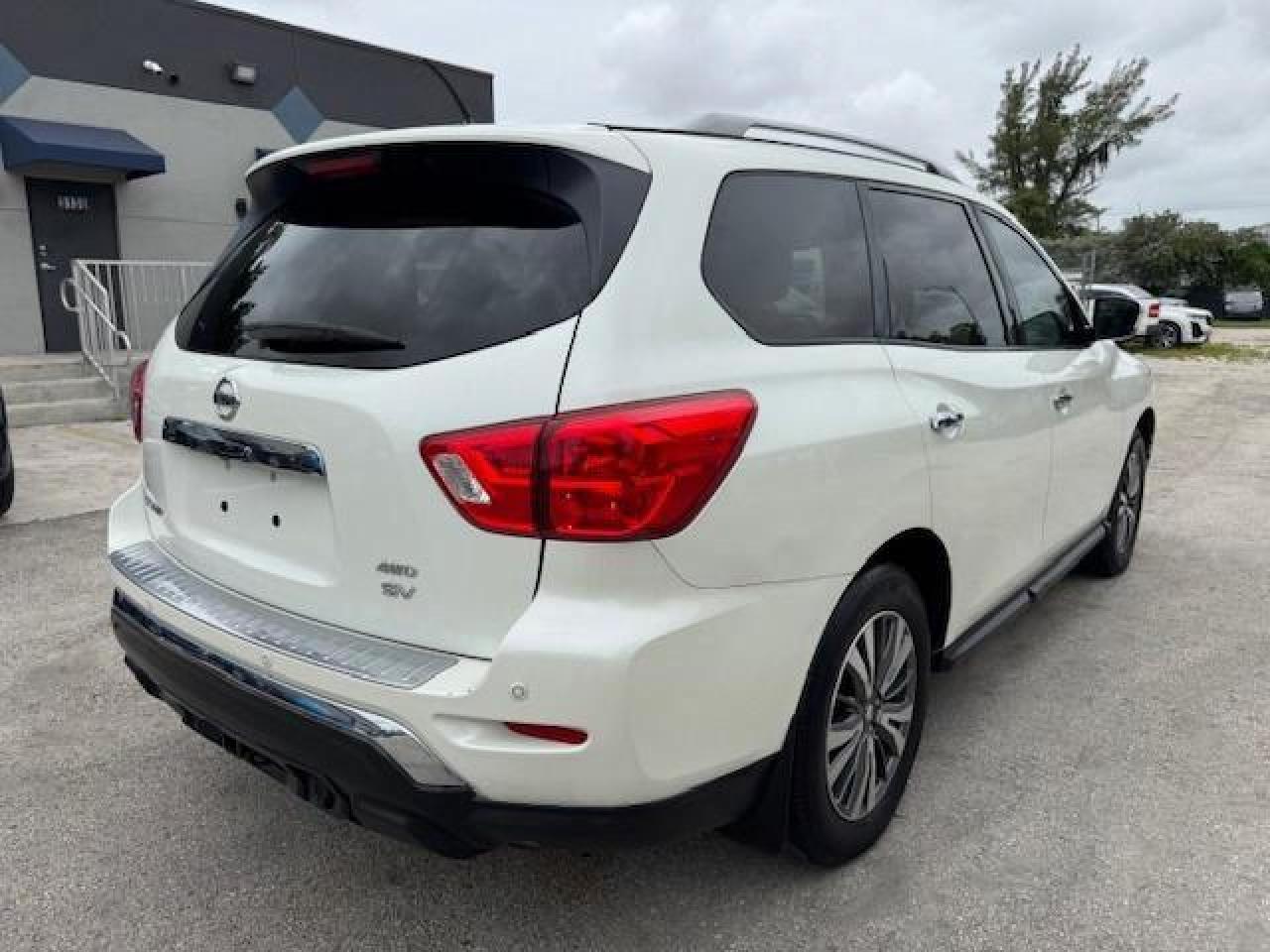 2017 Nissan Pathfinder S - Image 3