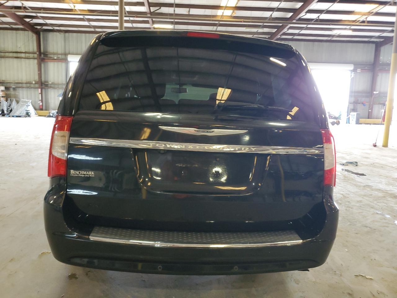 2015 Chrysler Town & Country Touring L - Image 6