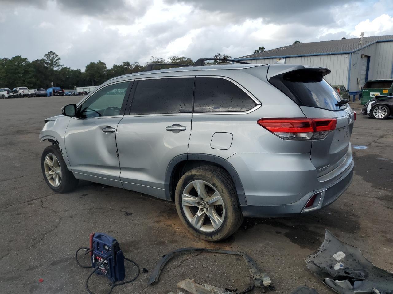 2017 Toyota Highlander Limited - Image 2