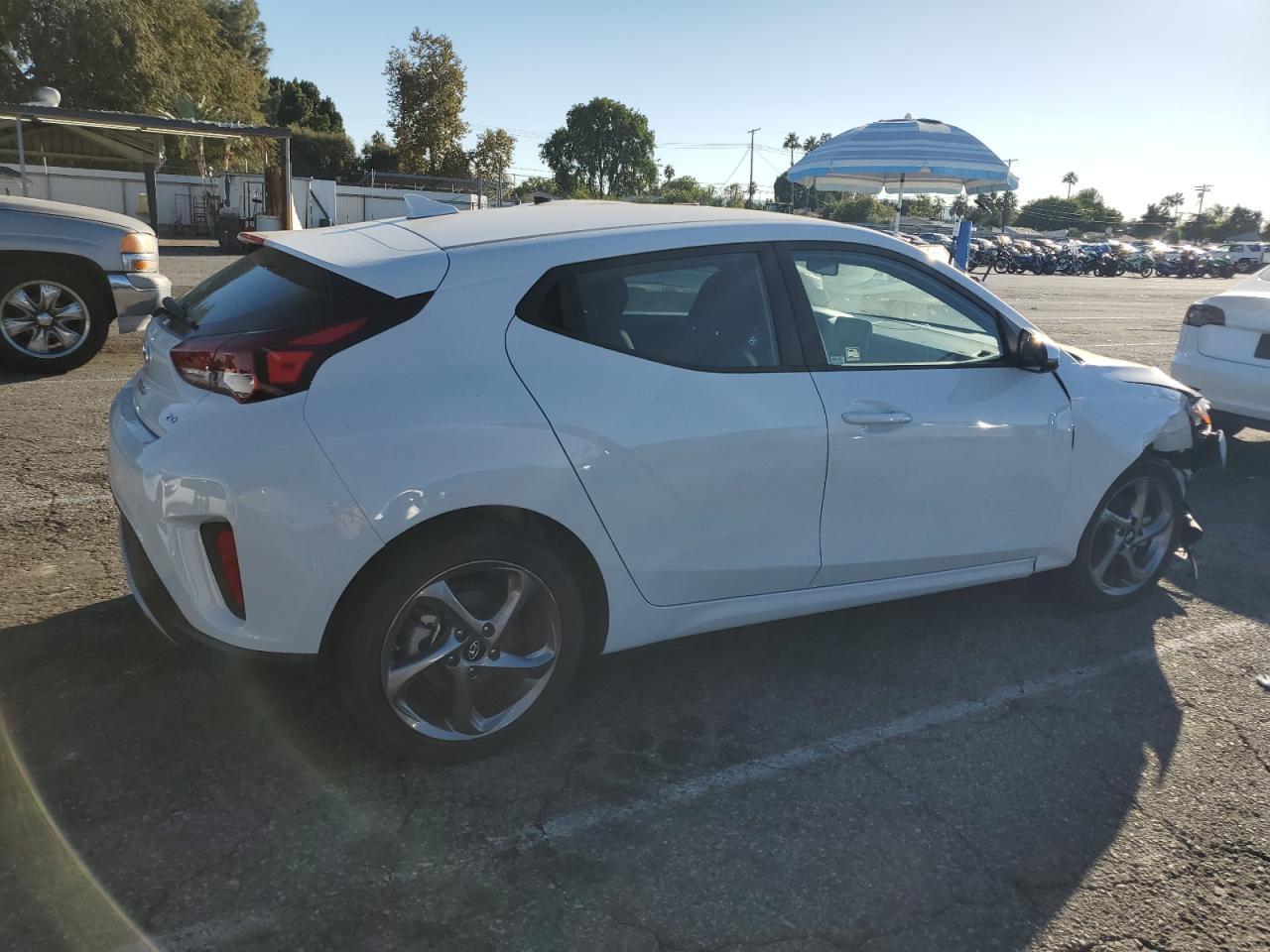 2021 Hyundai Veloster Base - Фото 3