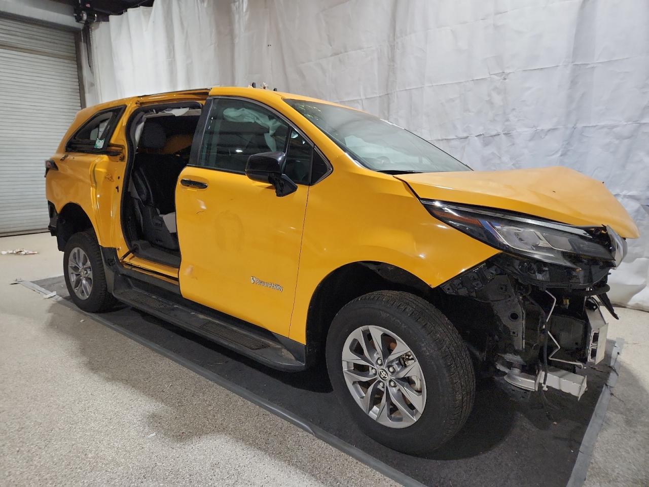 2023 Toyota Sienna Le - Фото 4