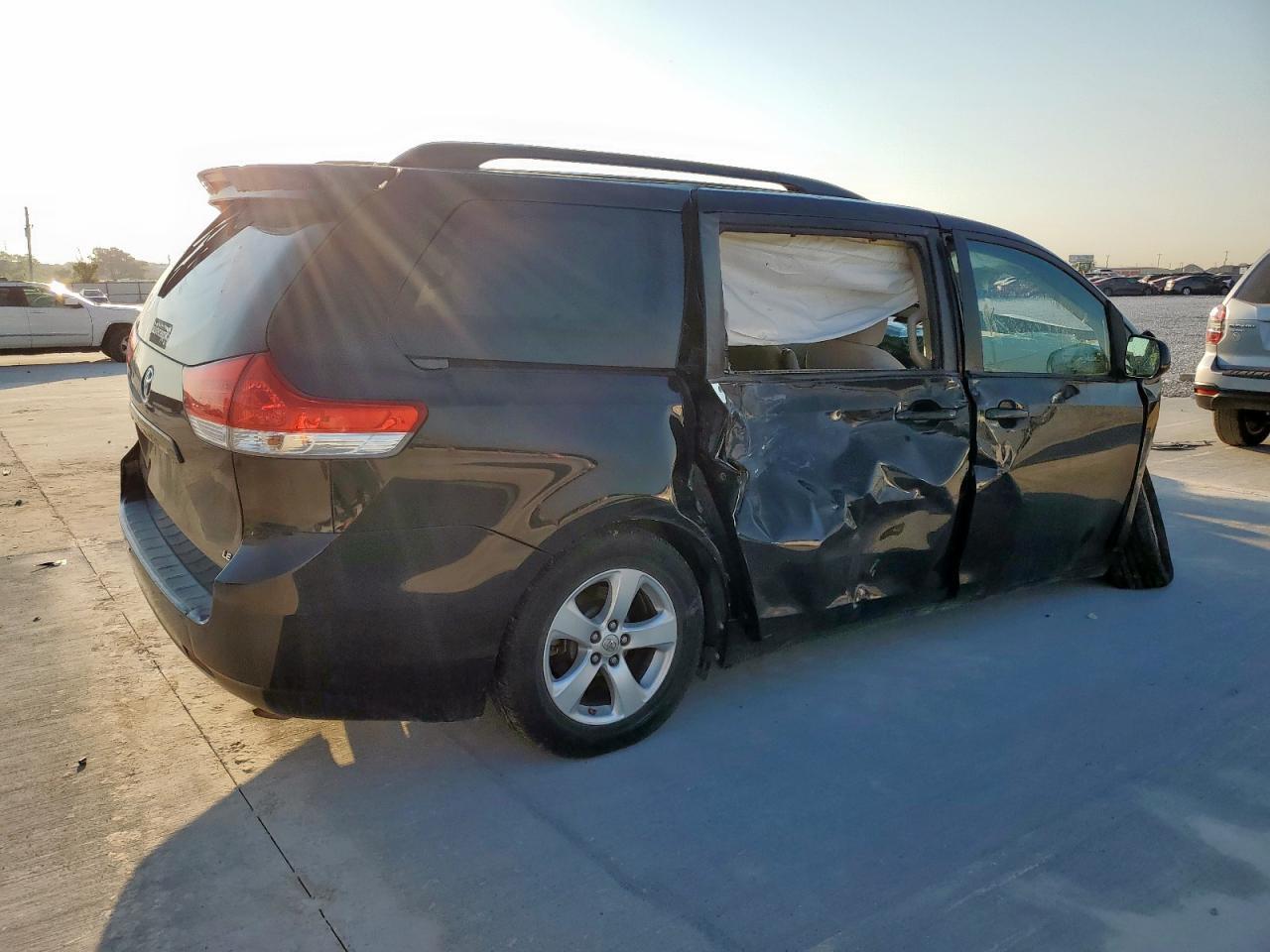 2014 Toyota Sienna Le - Фото 3