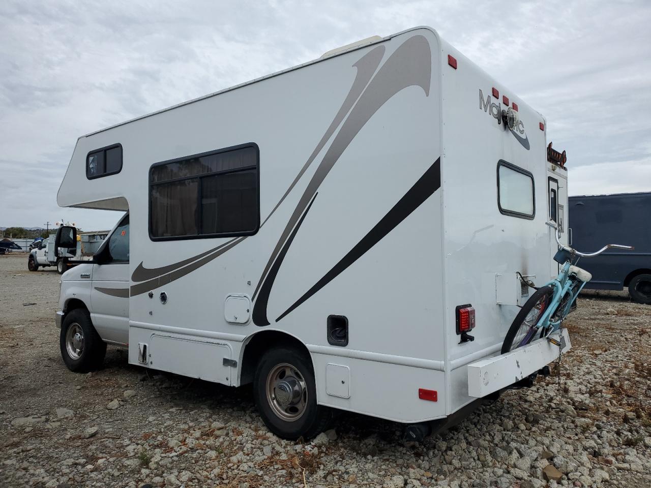 2017 Ford Econoline E350 Super Duty Cutaway Van - Image 3