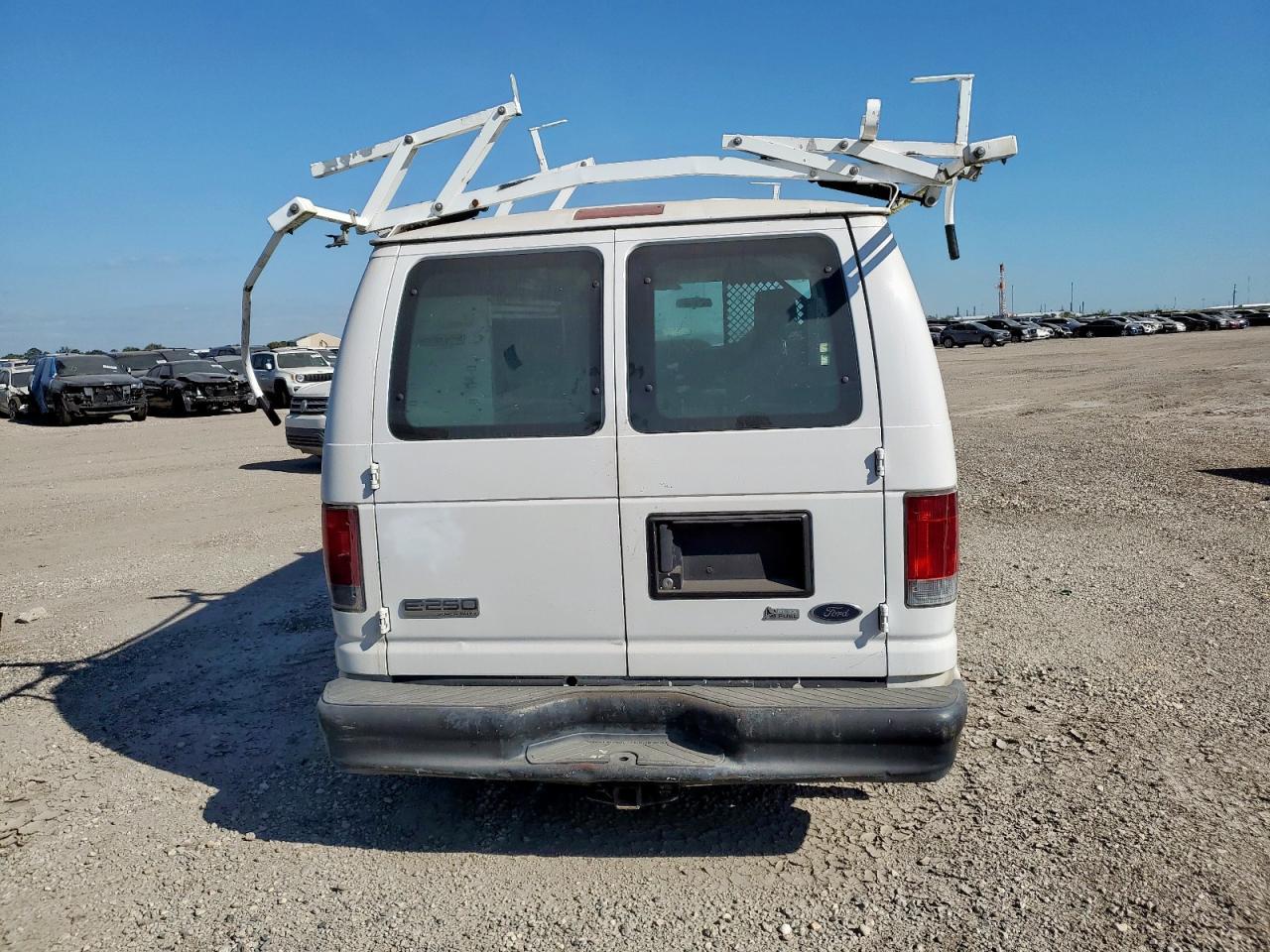 2010 Ford Econoline E250 Van - Фото 6