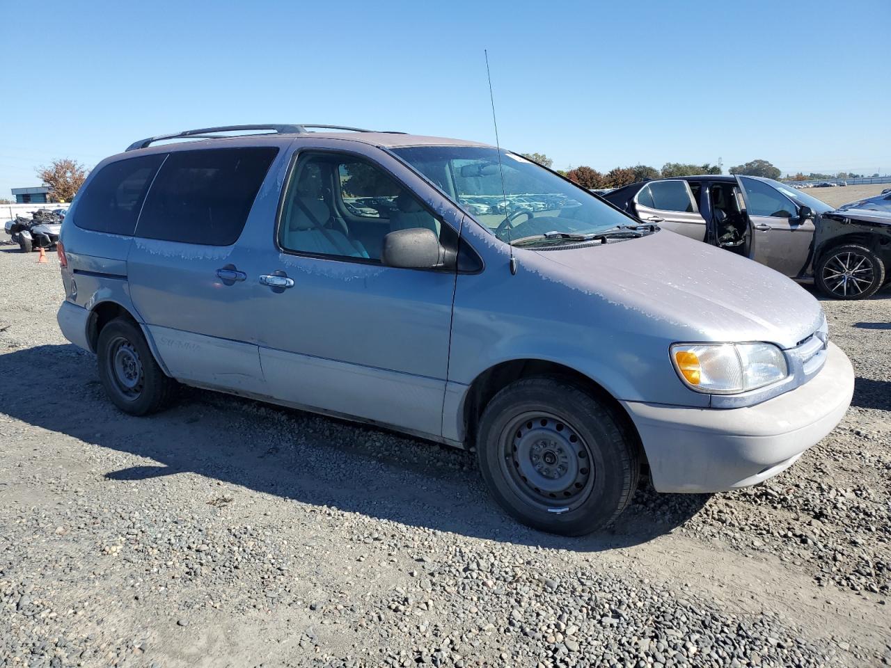 2000 Toyota Sienna Le - Image 4