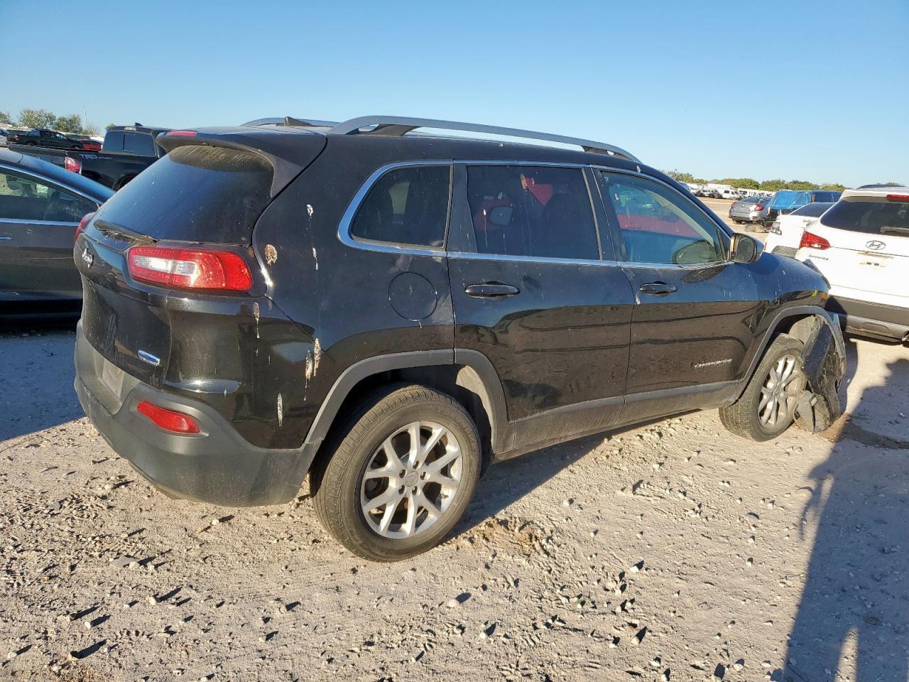 2016 Jeep Cherokee Latitude - Image 3