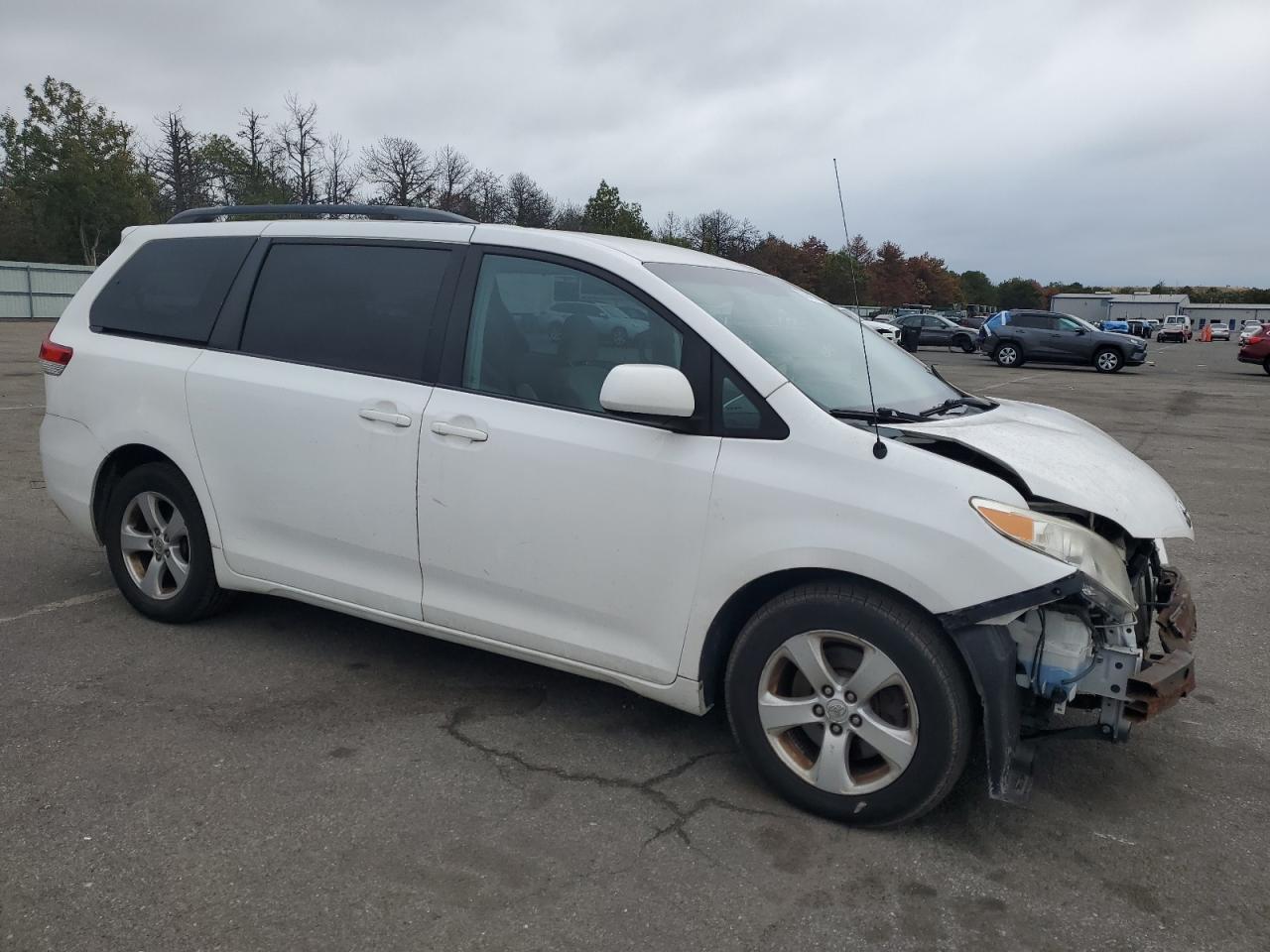 2014 Toyota Sienna Le - Image 4