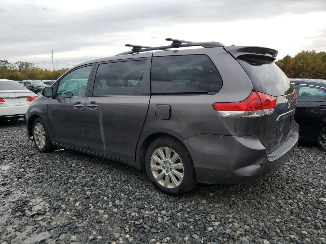 2013 Toyota Sienna Xle - Фото 2