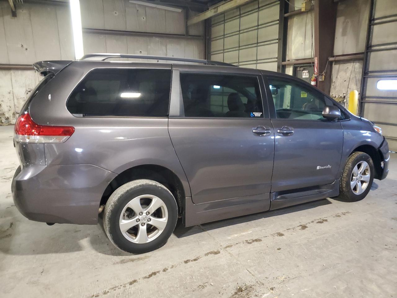 2013 Toyota Sienna Le - Фото 3