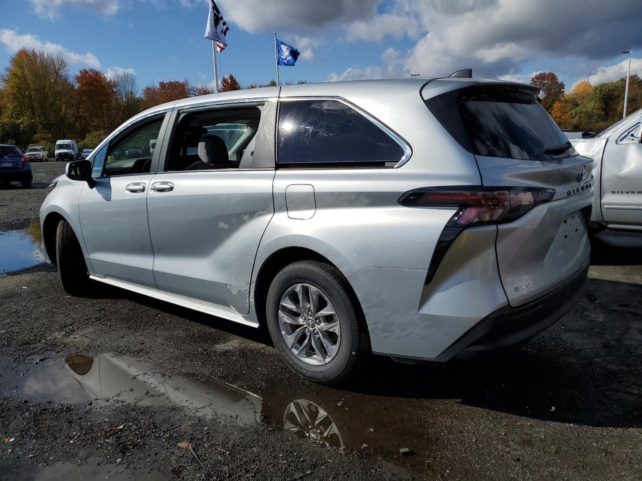 2025 Toyota Sienna Le - Фото 2