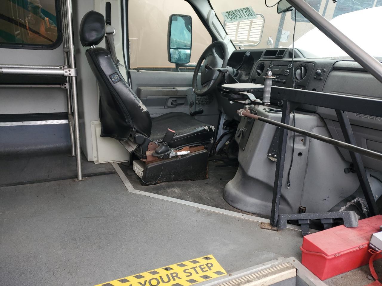 2017 Ford Econoline E450 Super Duty Cutaway Van - Фото 5