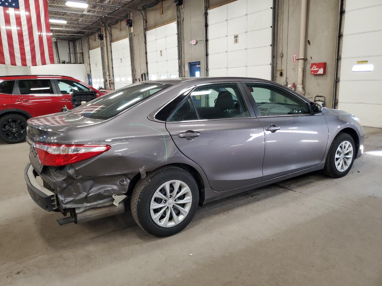 2016 Toyota Camry Le - Фото 3