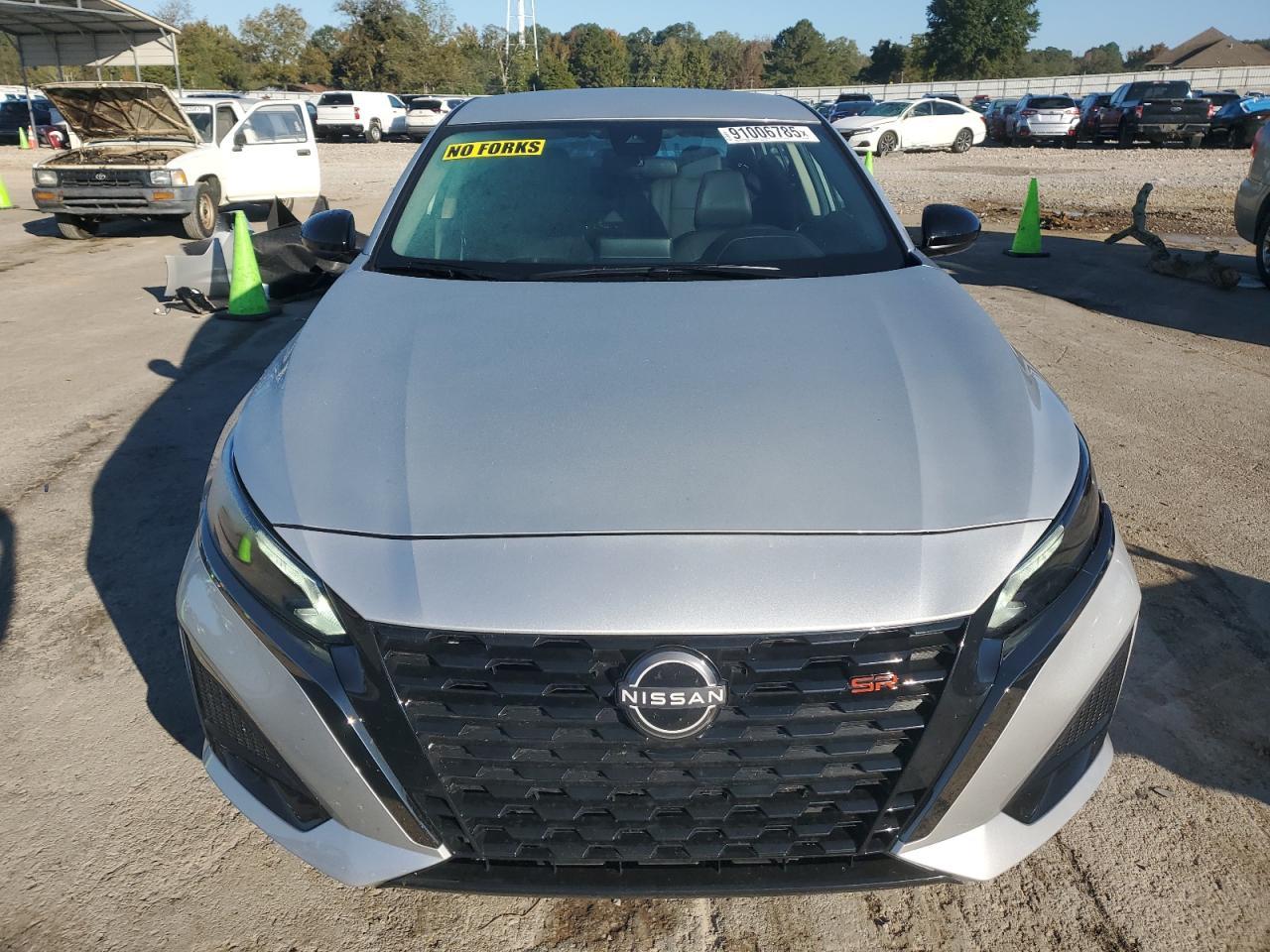 2025 Nissan Altima Sr - Image 5