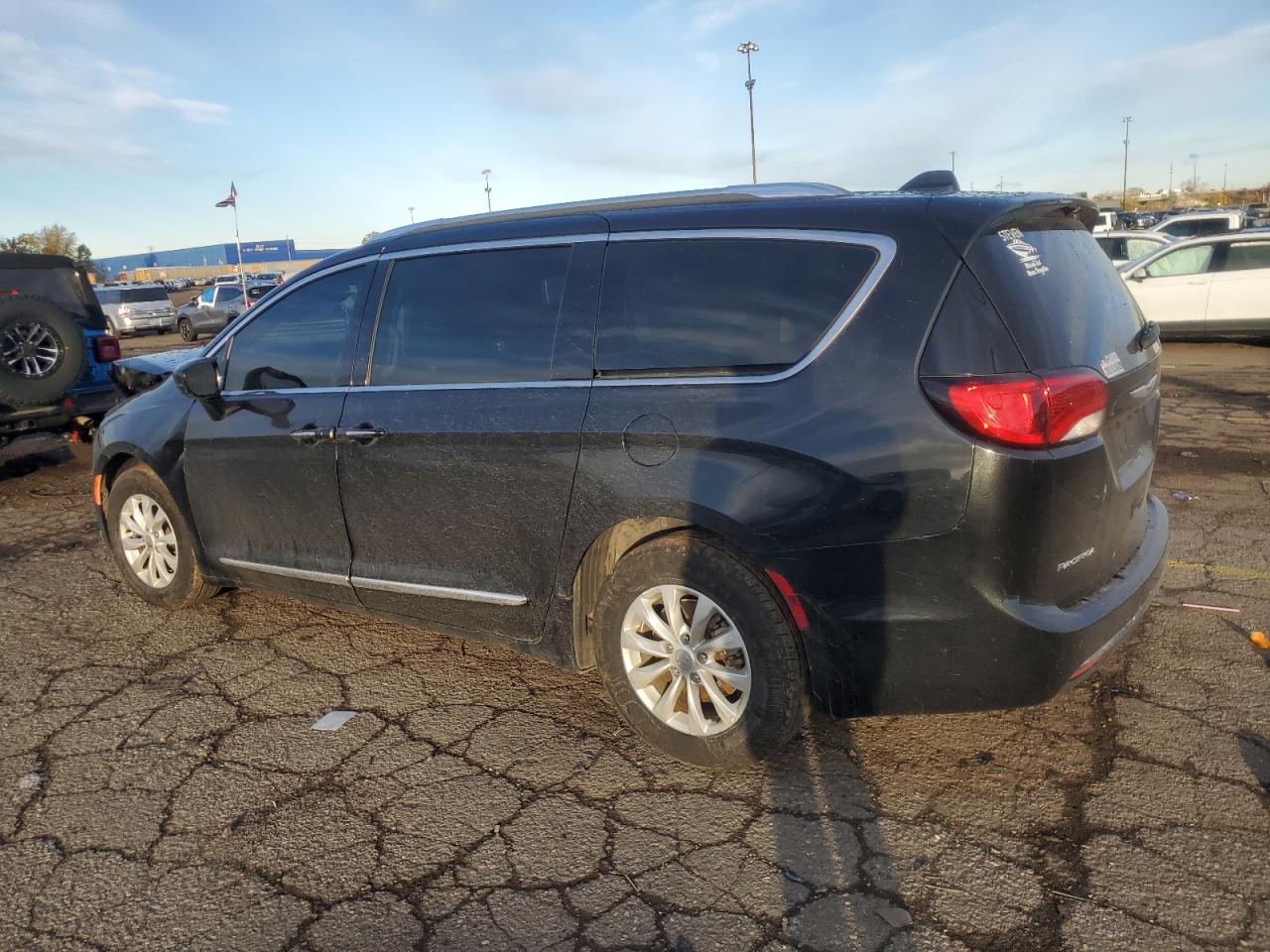 2019 Chrysler Pacifica Touring L - Image 2