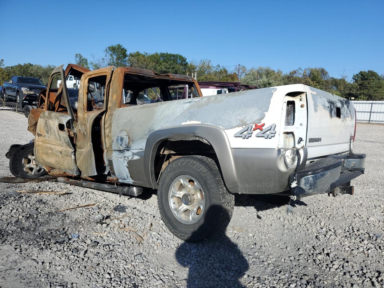 2001 GMC New Sierra K1500 - Image 2