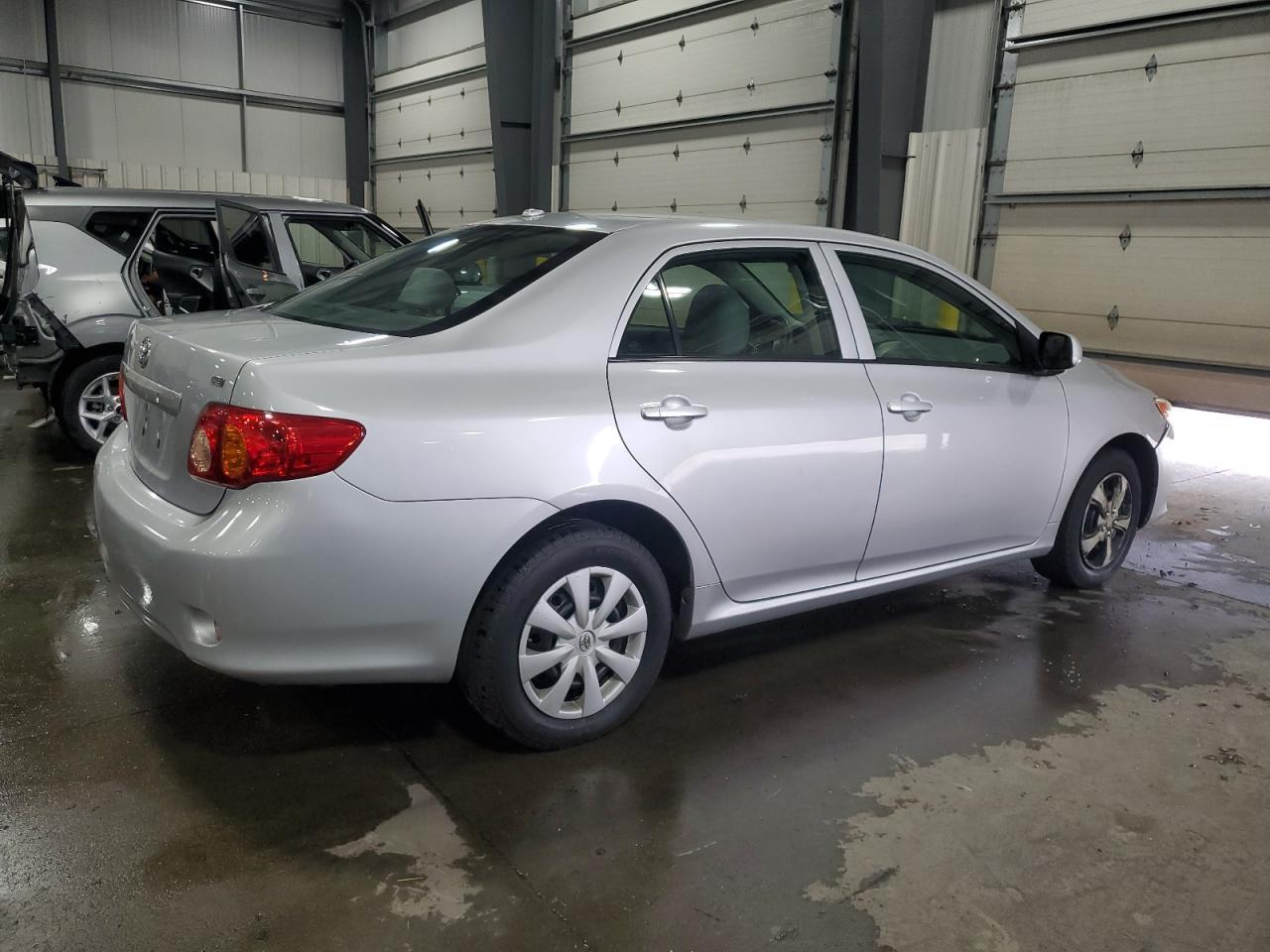 2010 Toyota Corolla Base - Фото 3