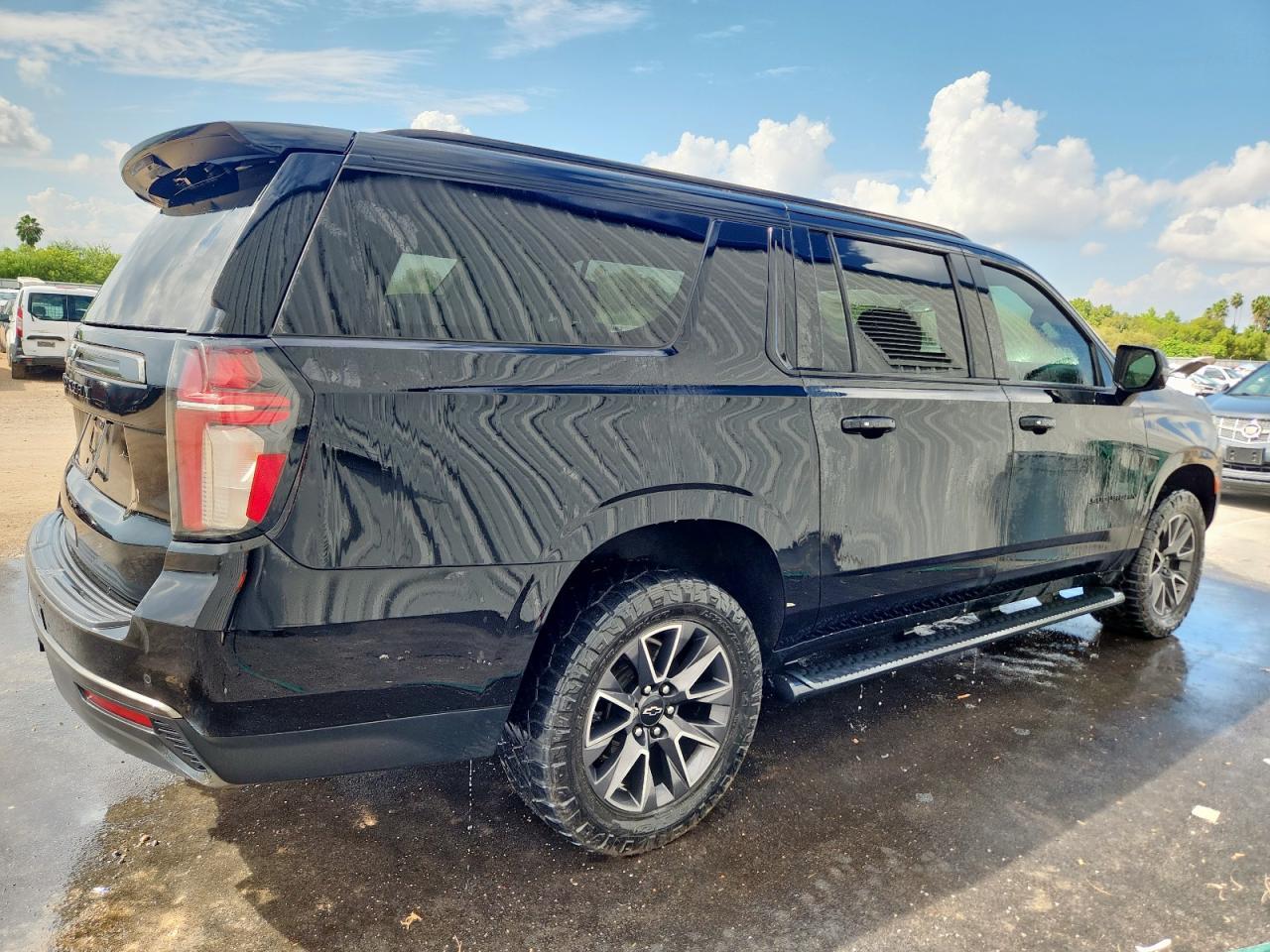 2021 Chev Suburban K1500 Z71 - Фото 3