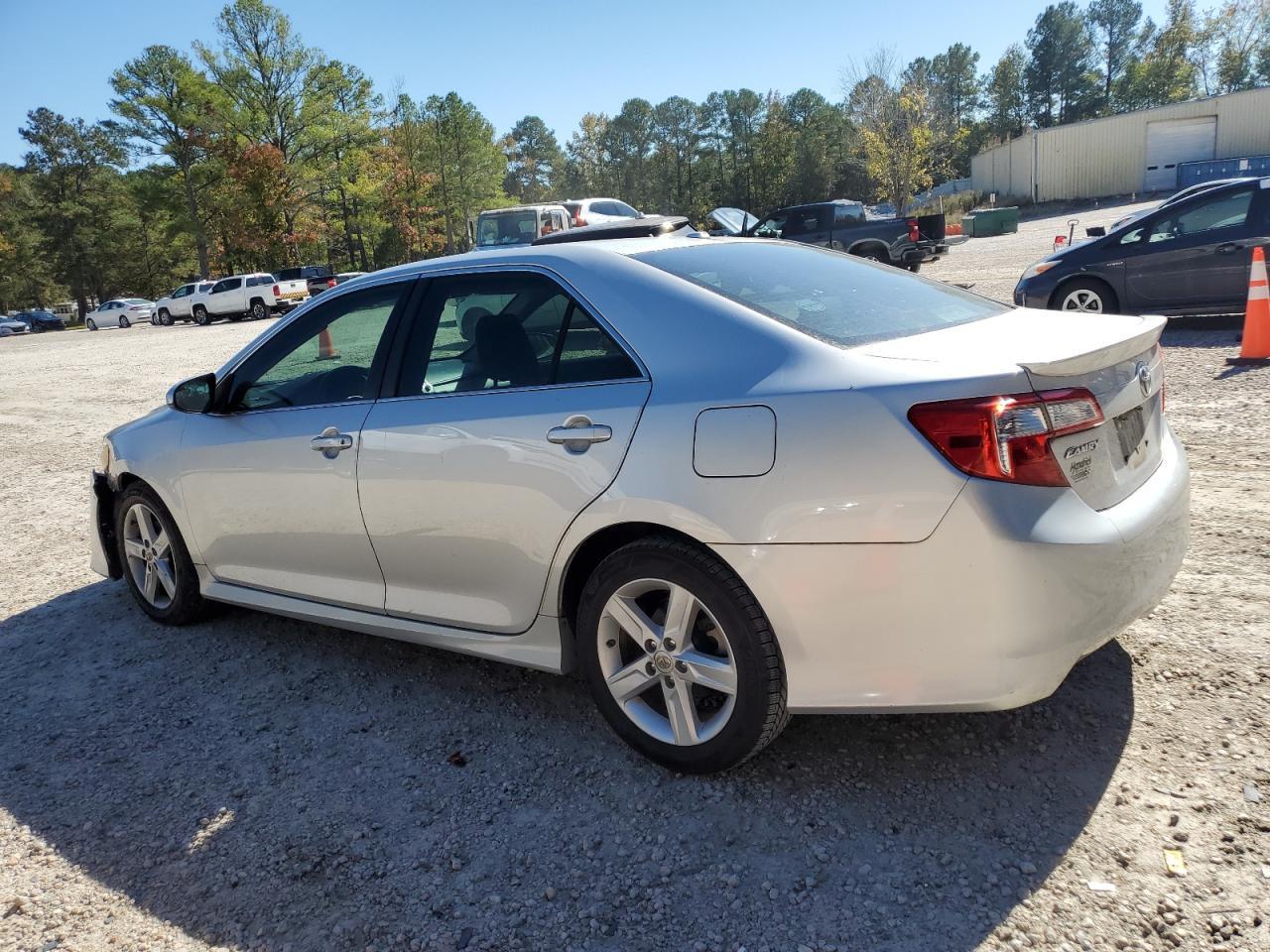 2014 Toyota Camry L - Фото 2