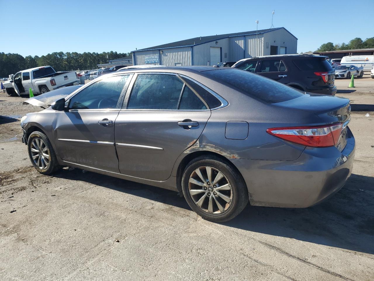 2016 Toyota Camry Le - Фото 2