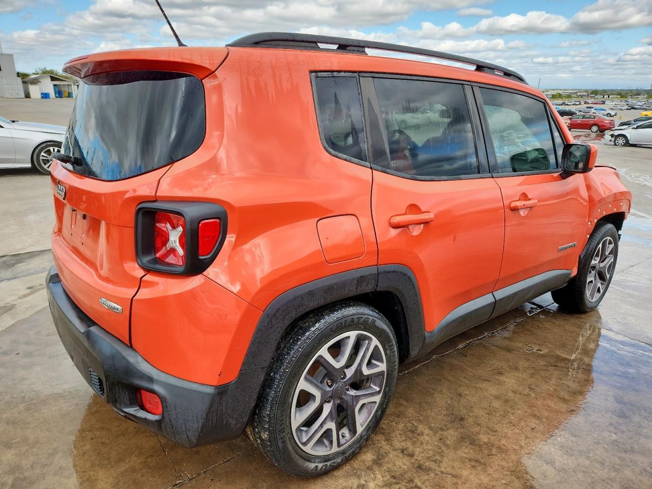 2015 Jeep Renegade Latitude - Image 3