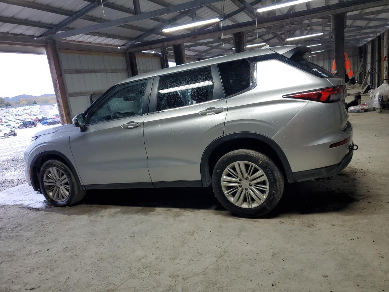 2024 Mitsubishi Outlander Es - Image 2