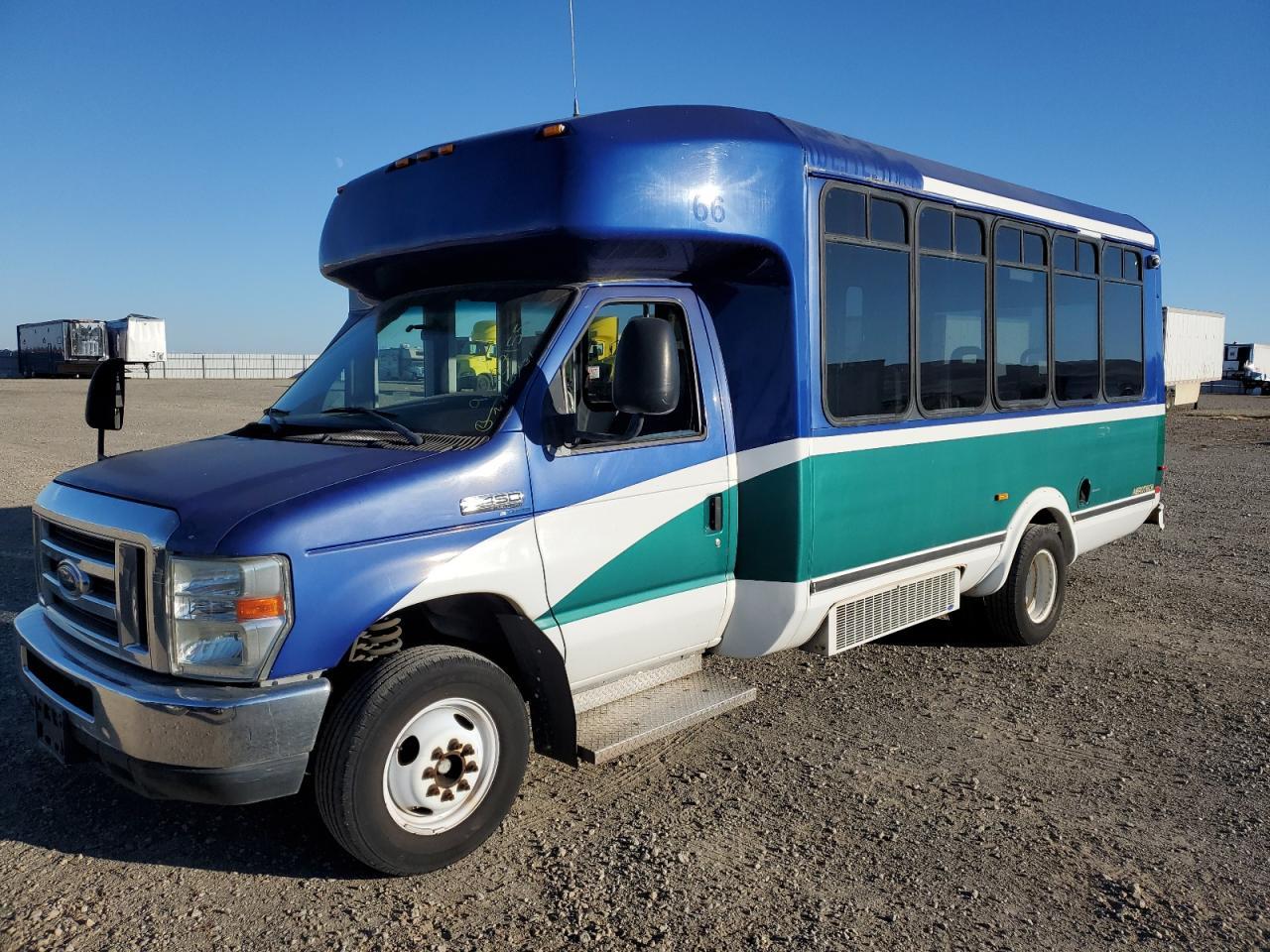 2008 Ford E450 Shuttle Bus - Фото 2