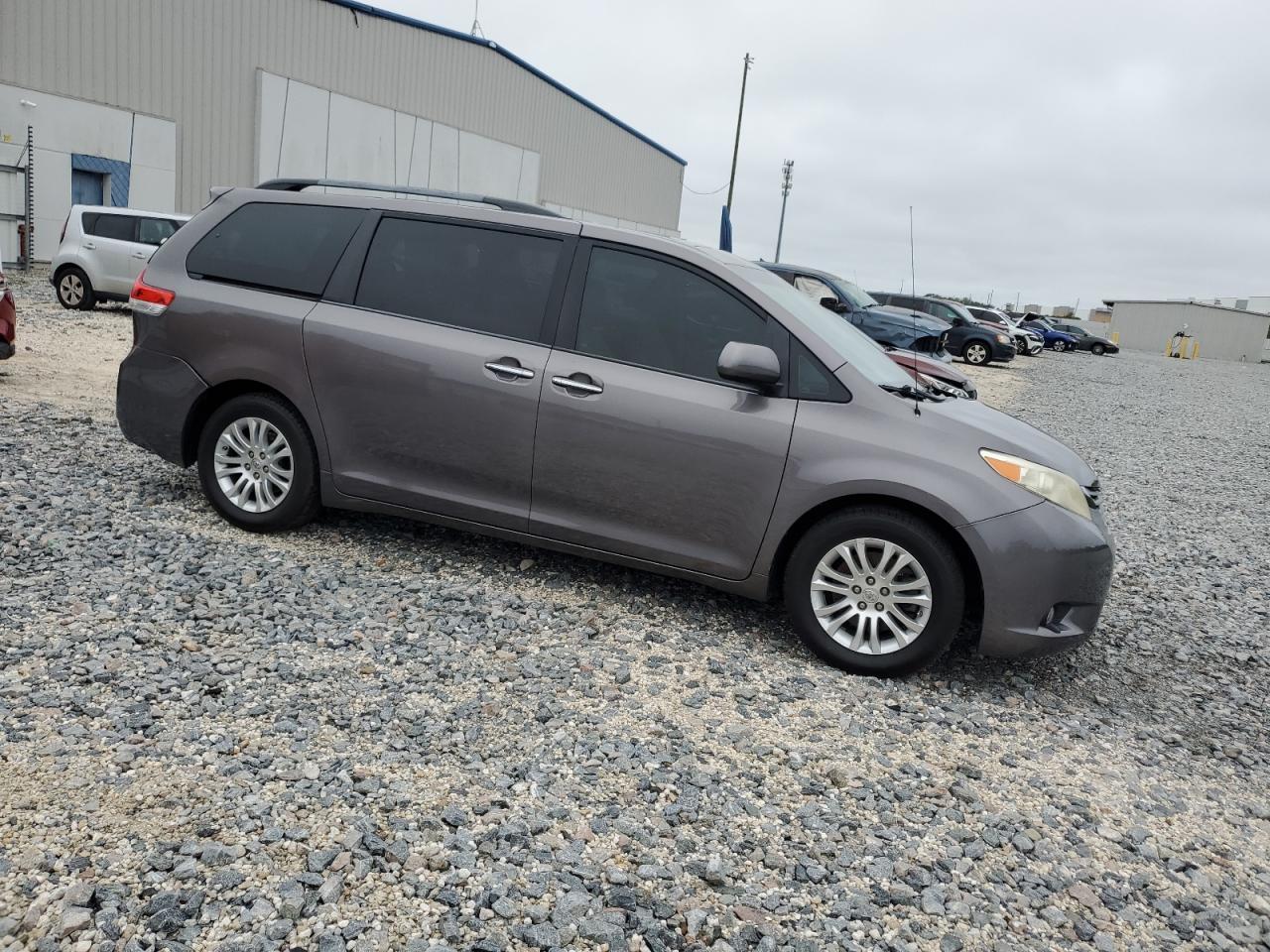 2014 Toyota Sienna Xle - Image 4