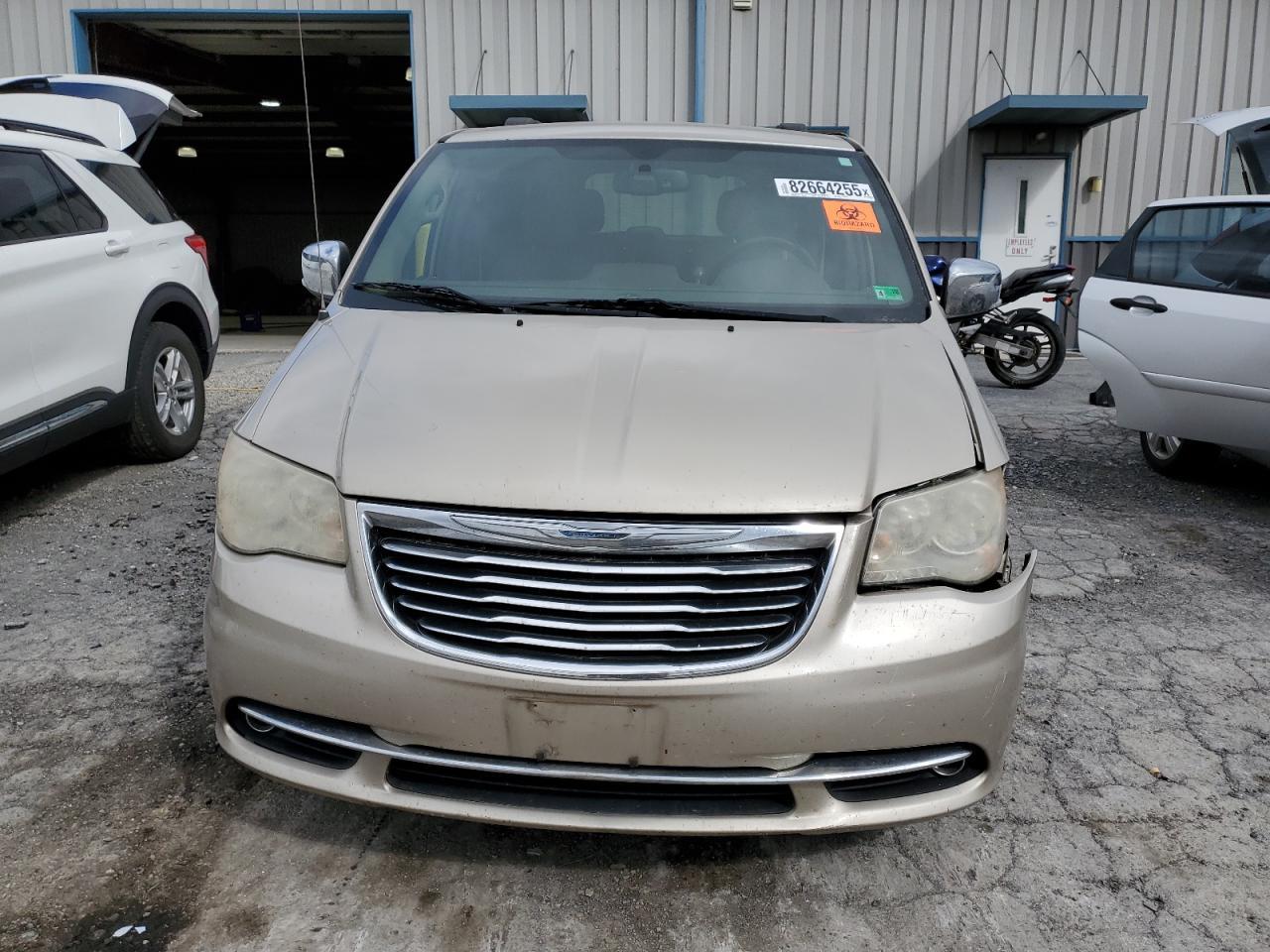 2012 Chrysler Town & Country Touring L - Фото 5