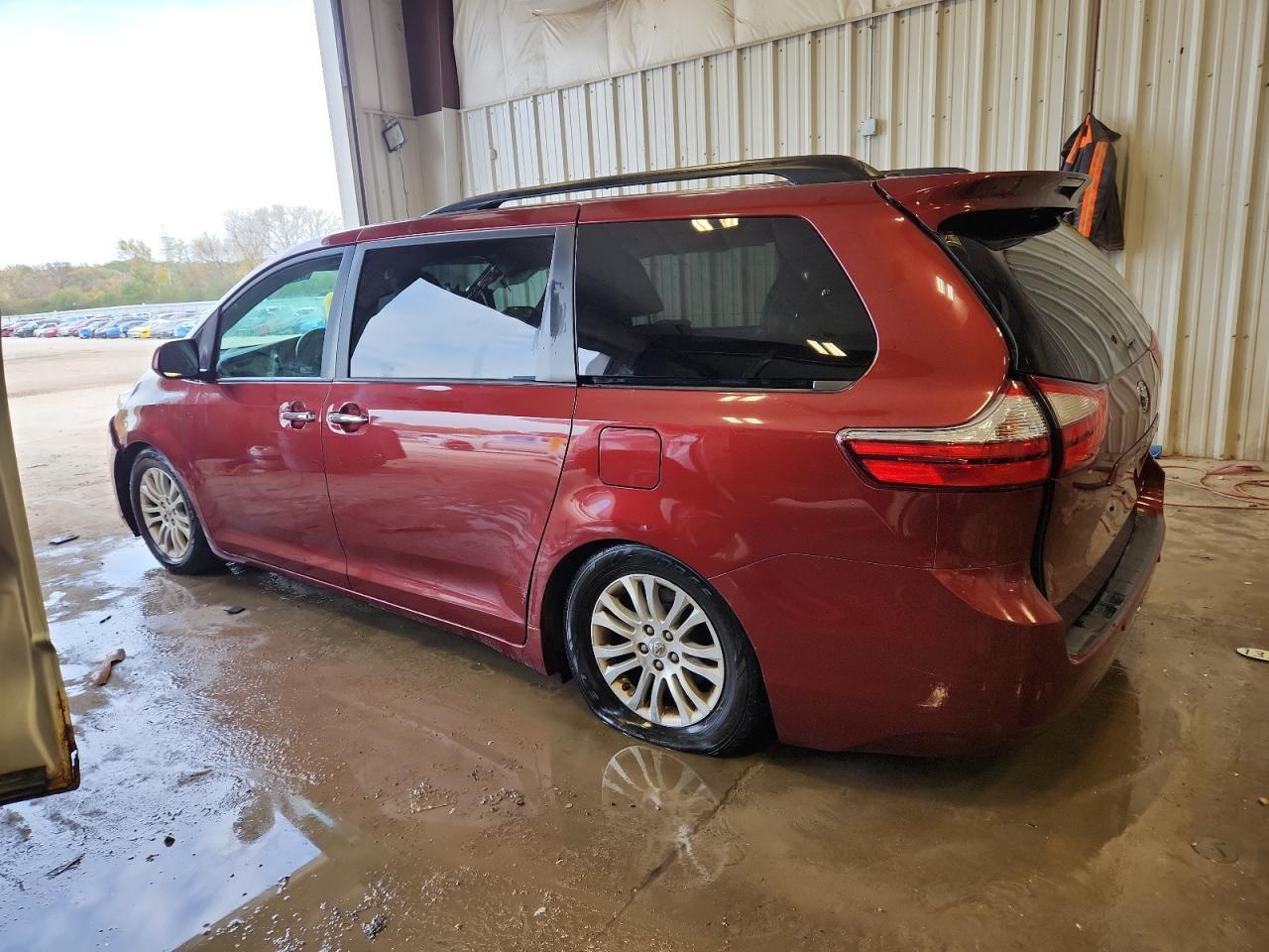 2016 Toyota Sienna Xle 8-Passenger - Image 2