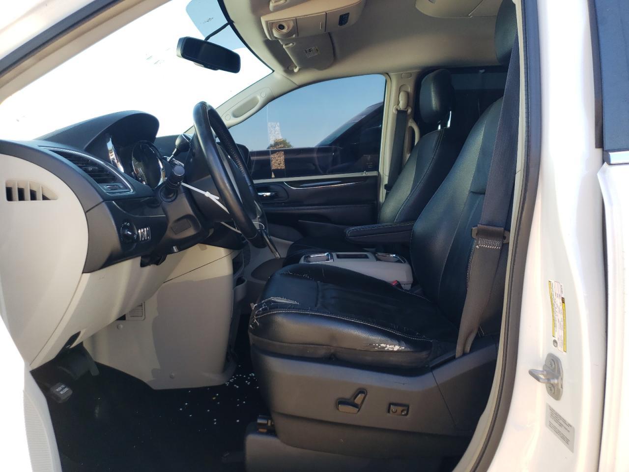 2015 Chrysler Town & Country Touring - Image 7