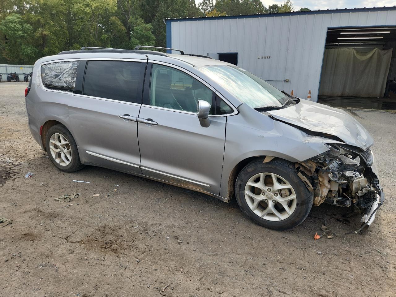 2017 Chrysler Pacifica Touring L - Image 4