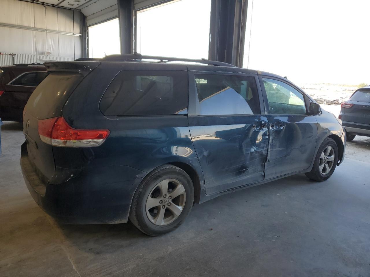 2011 Toyota Sienna Le - Фото 3