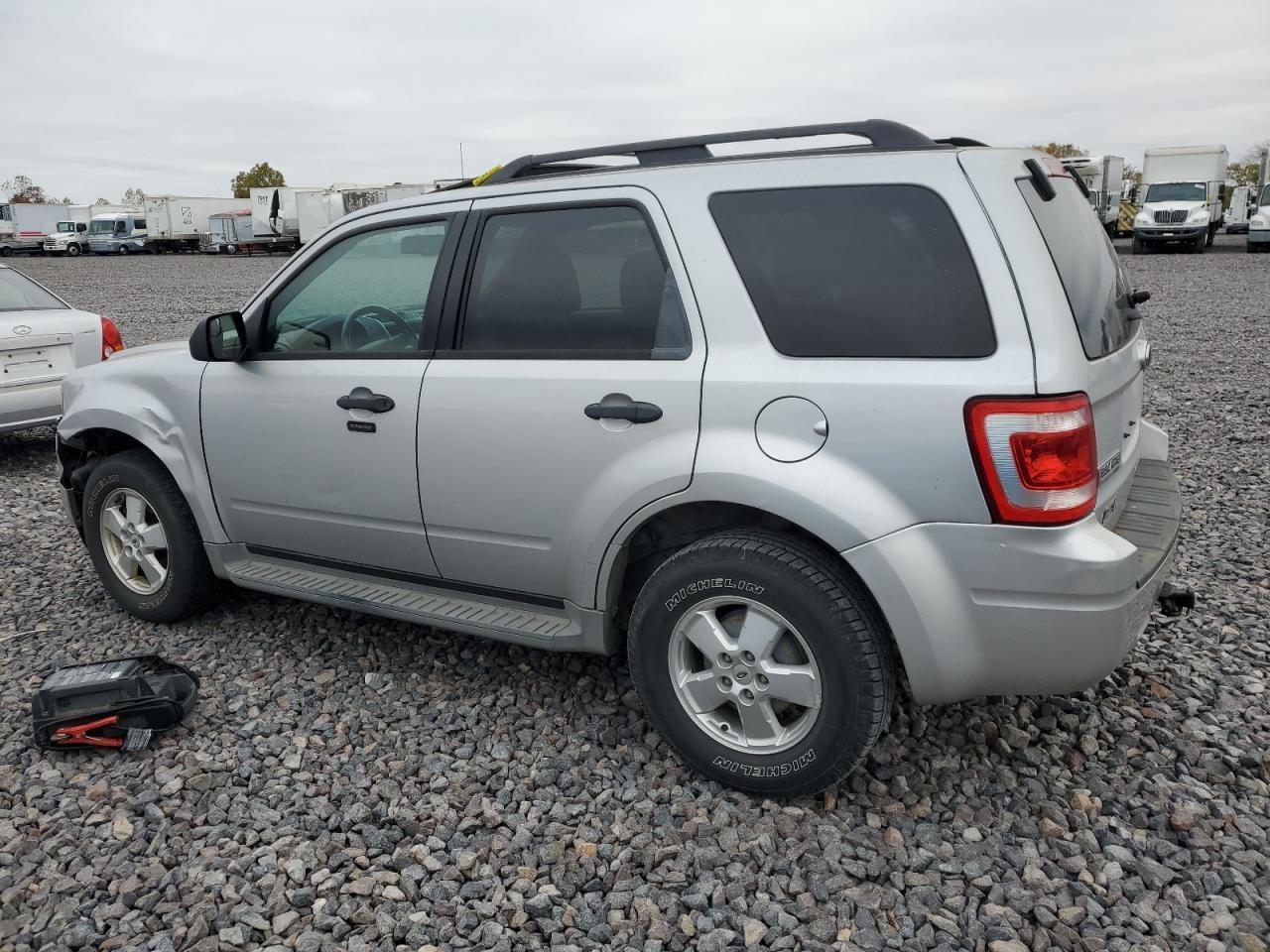 2011 Ford Escape Xlt - Image 2