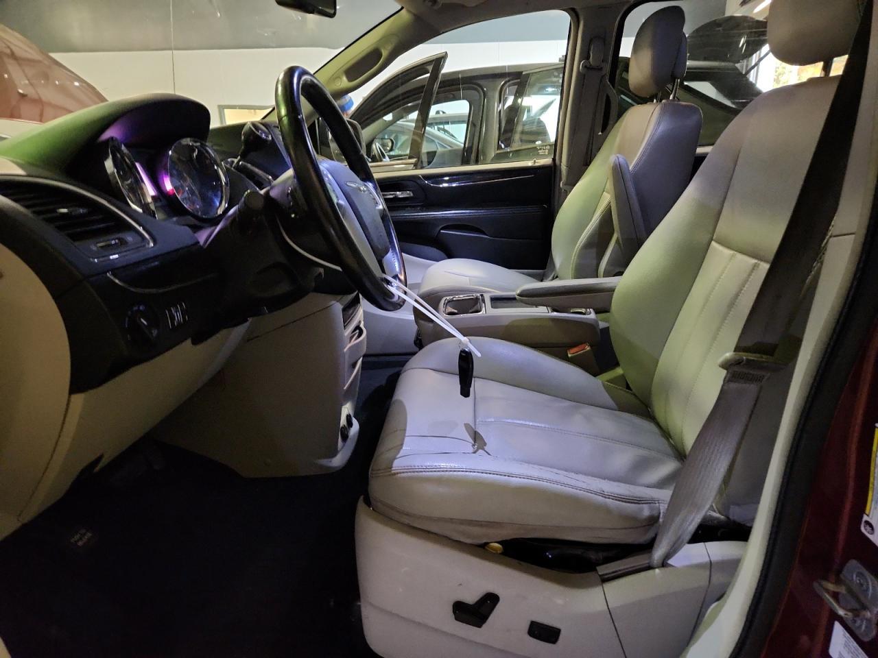 2013 Chrysler Town & Country Touring - Фото 7