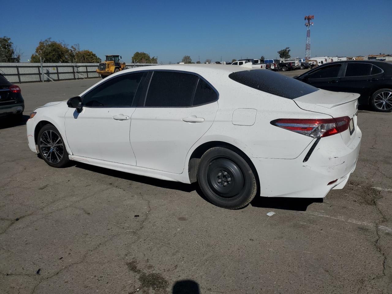 2020 Toyota Camry Se - Фото 2