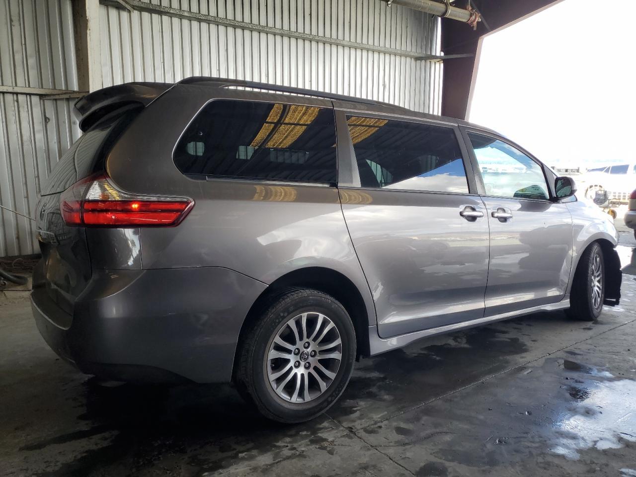 2018 Toyota Sienna Xle - Image 3