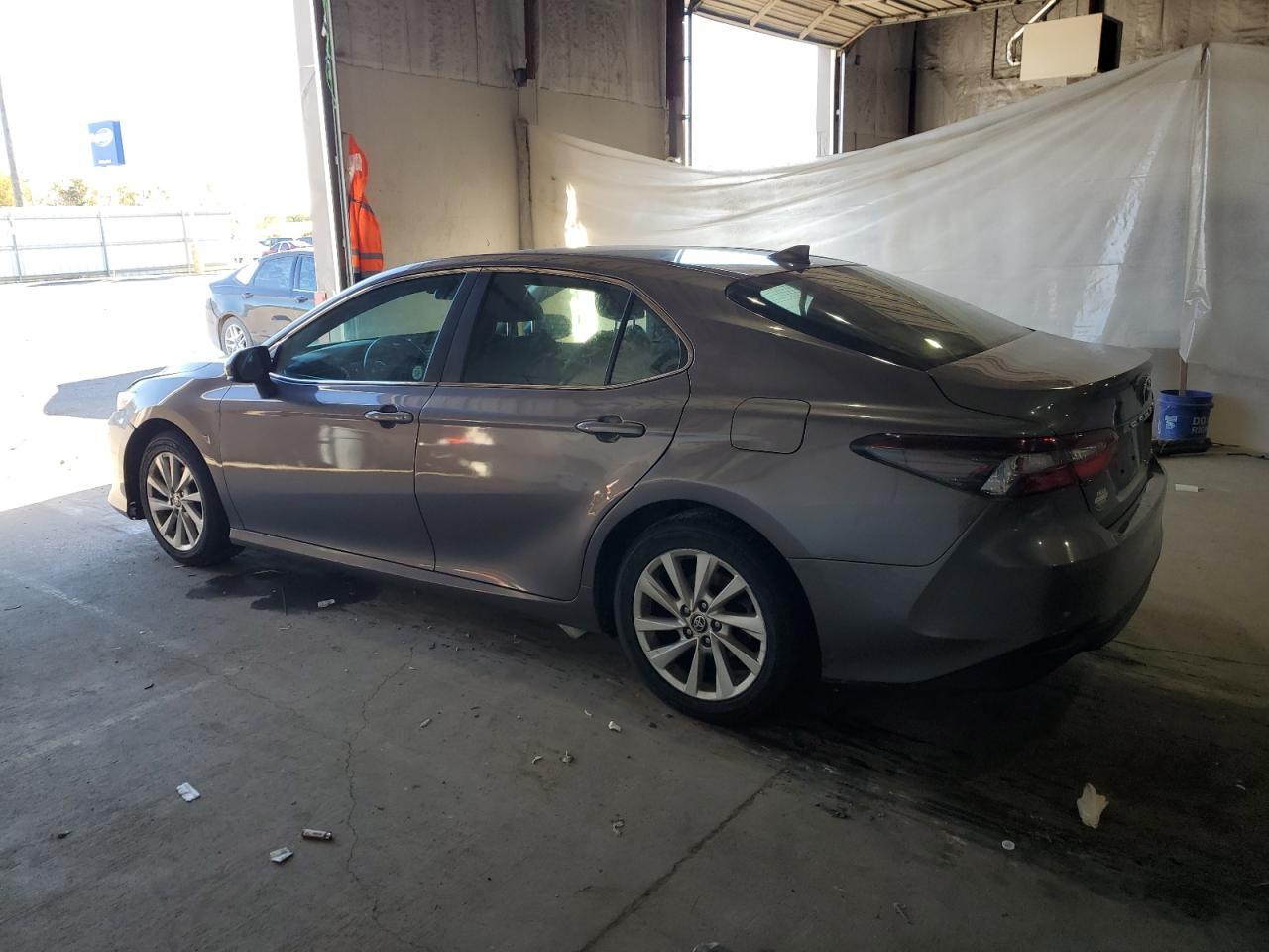 2021 Toyota Camry Le - Фото 2