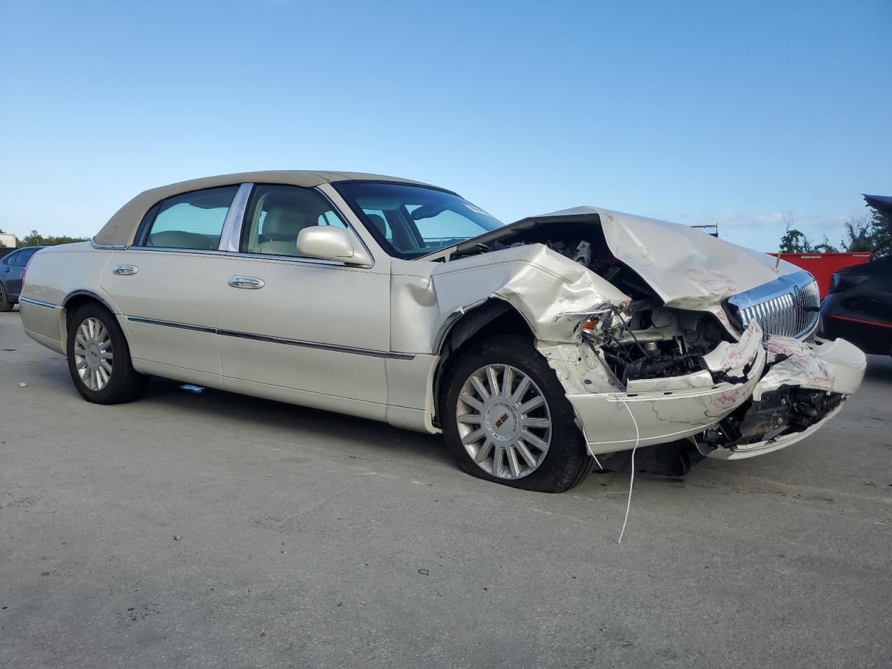 2005 Lincoln Town Car Signature - Image 4