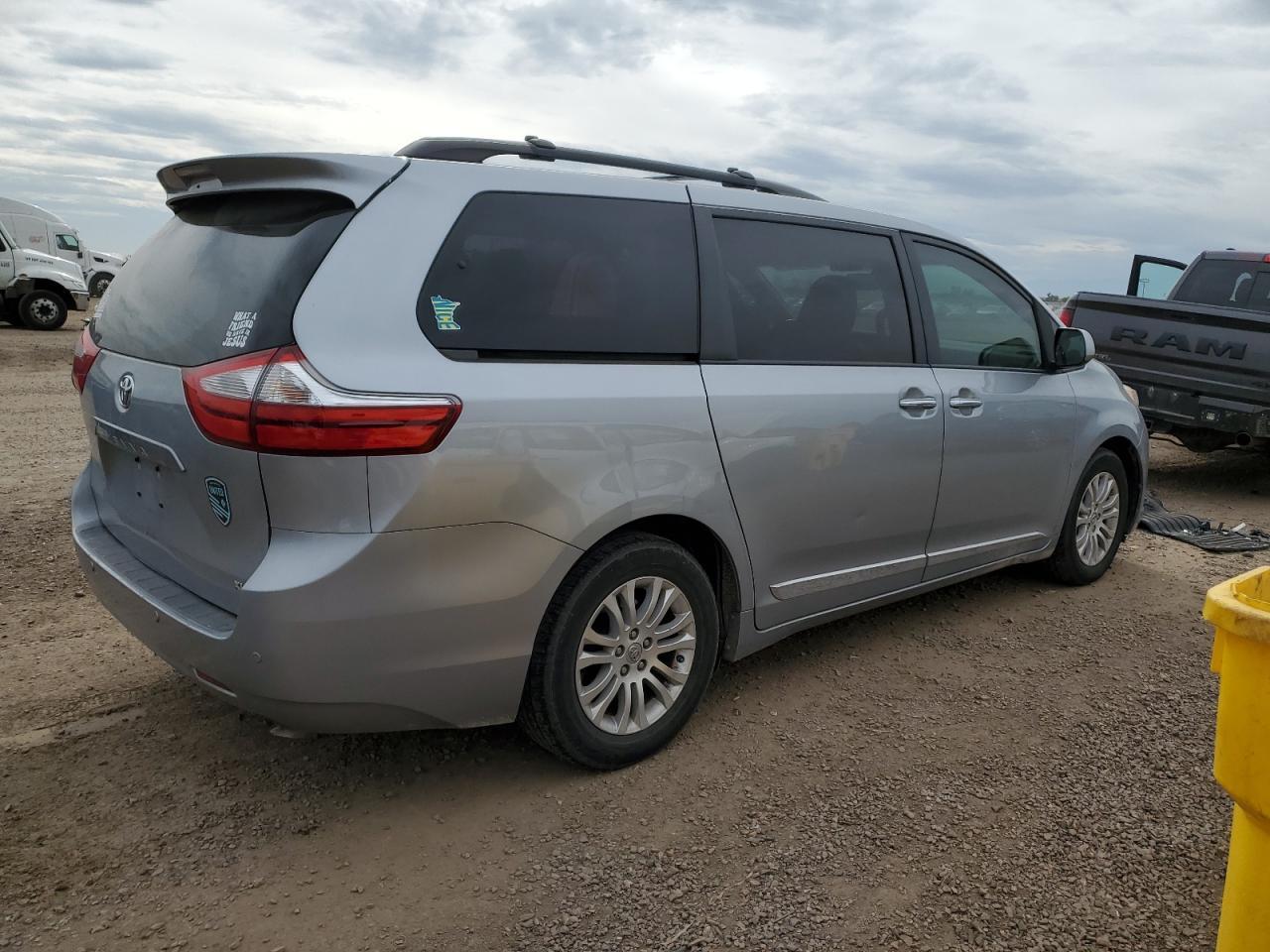 2015 Toyota Sienna Xle - Image 3