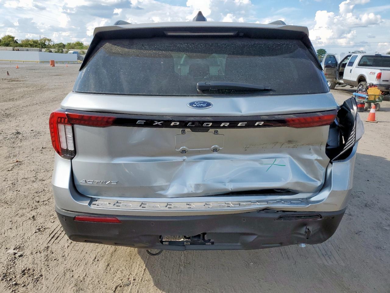 2025 Ford Explorer Active - Фото 6