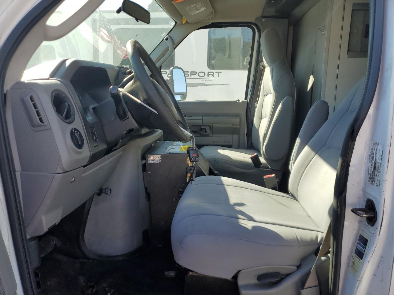 2016 Ford Econoline E450 Super Duty Cutaway Van - Фото 7
