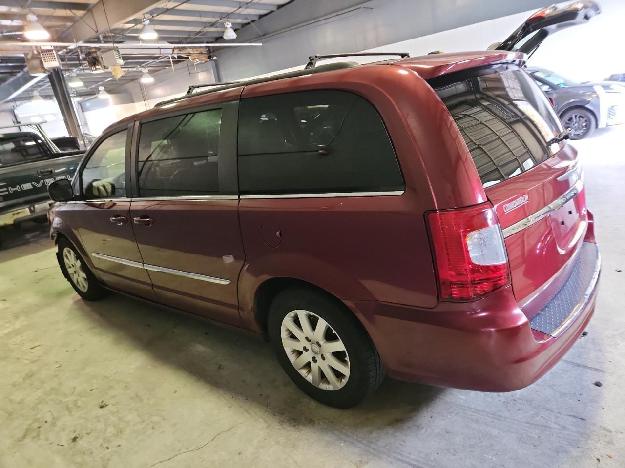 2013 Chrysler Town & Country Touring - Фото 2