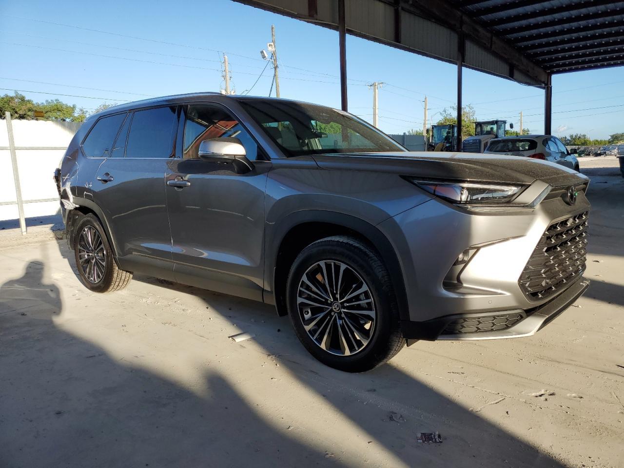2025 Toyota Grand Highlander Limited - Image 4
