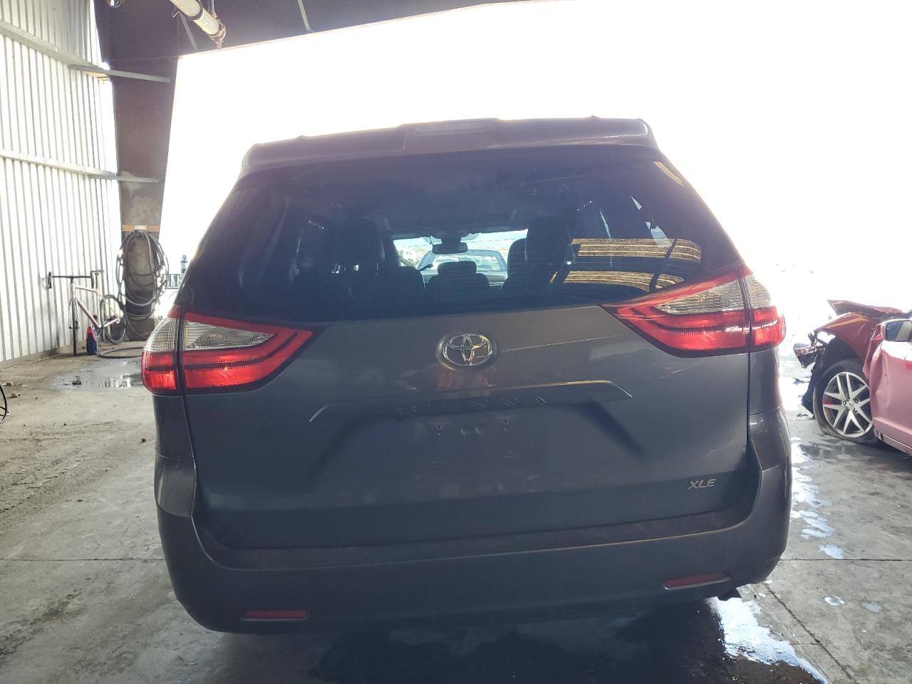 2018 Toyota Sienna Xle - Image 6