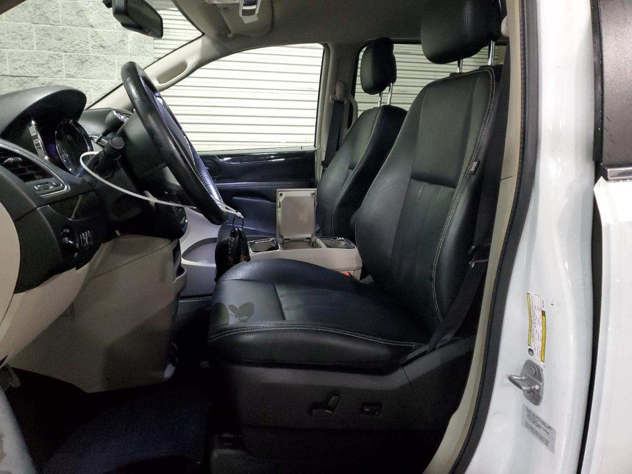 2016 Chrysler Town & Country Touring - Фото 7