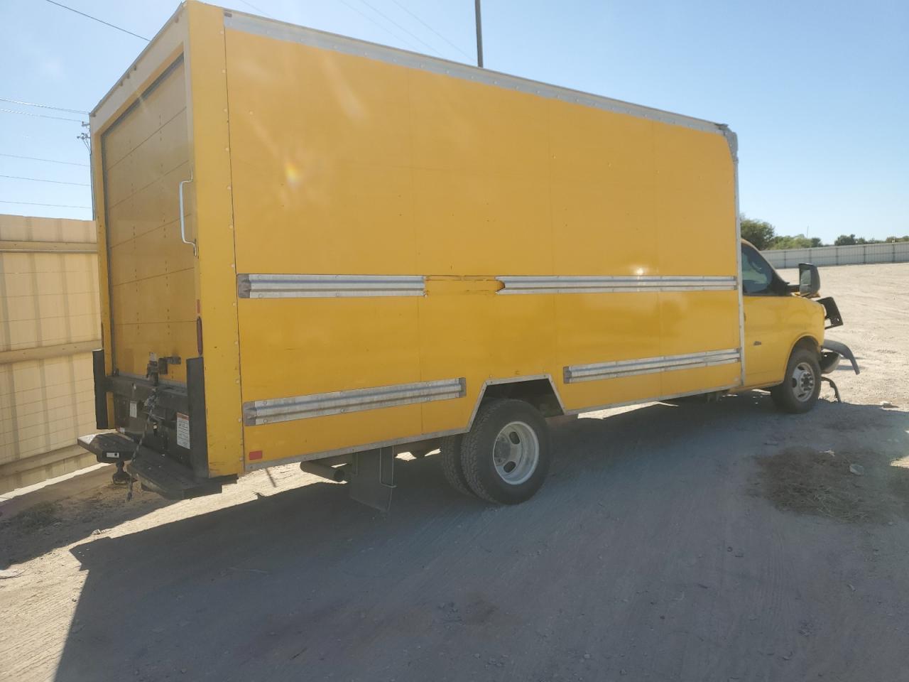 2017 GMC Savana Box Truck - Фото 3