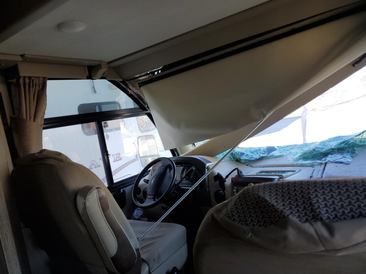 2017 Ford Econoline E450 Super Duty Commercial Stripped Chassis - Image 5