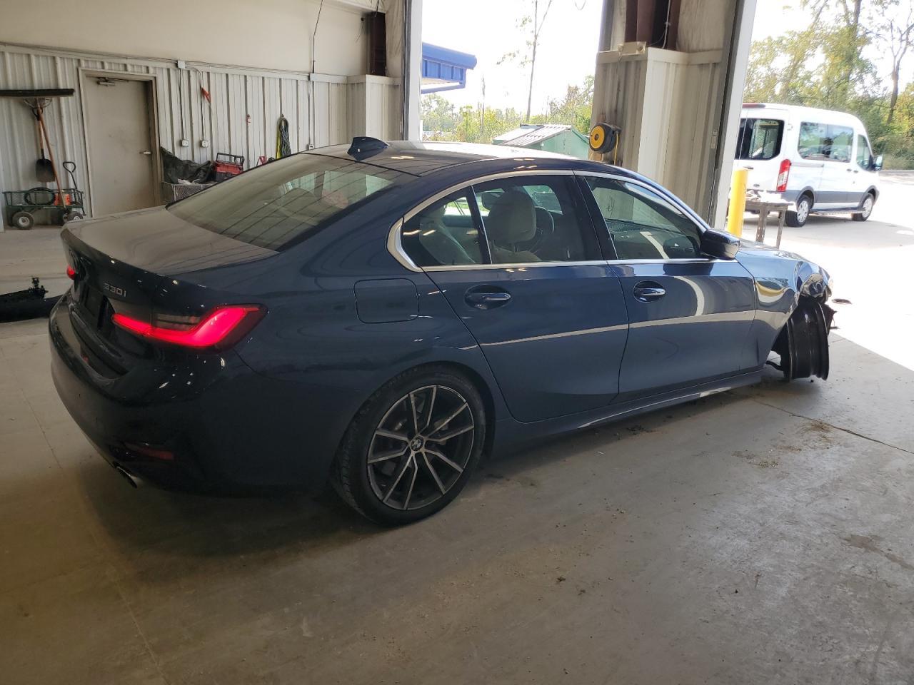 2021 BMW 330Xi - Фото 3