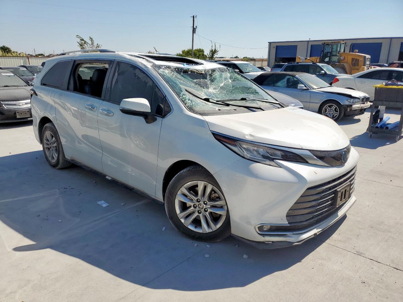 2022 Toyota Sienna Limited - Image 4