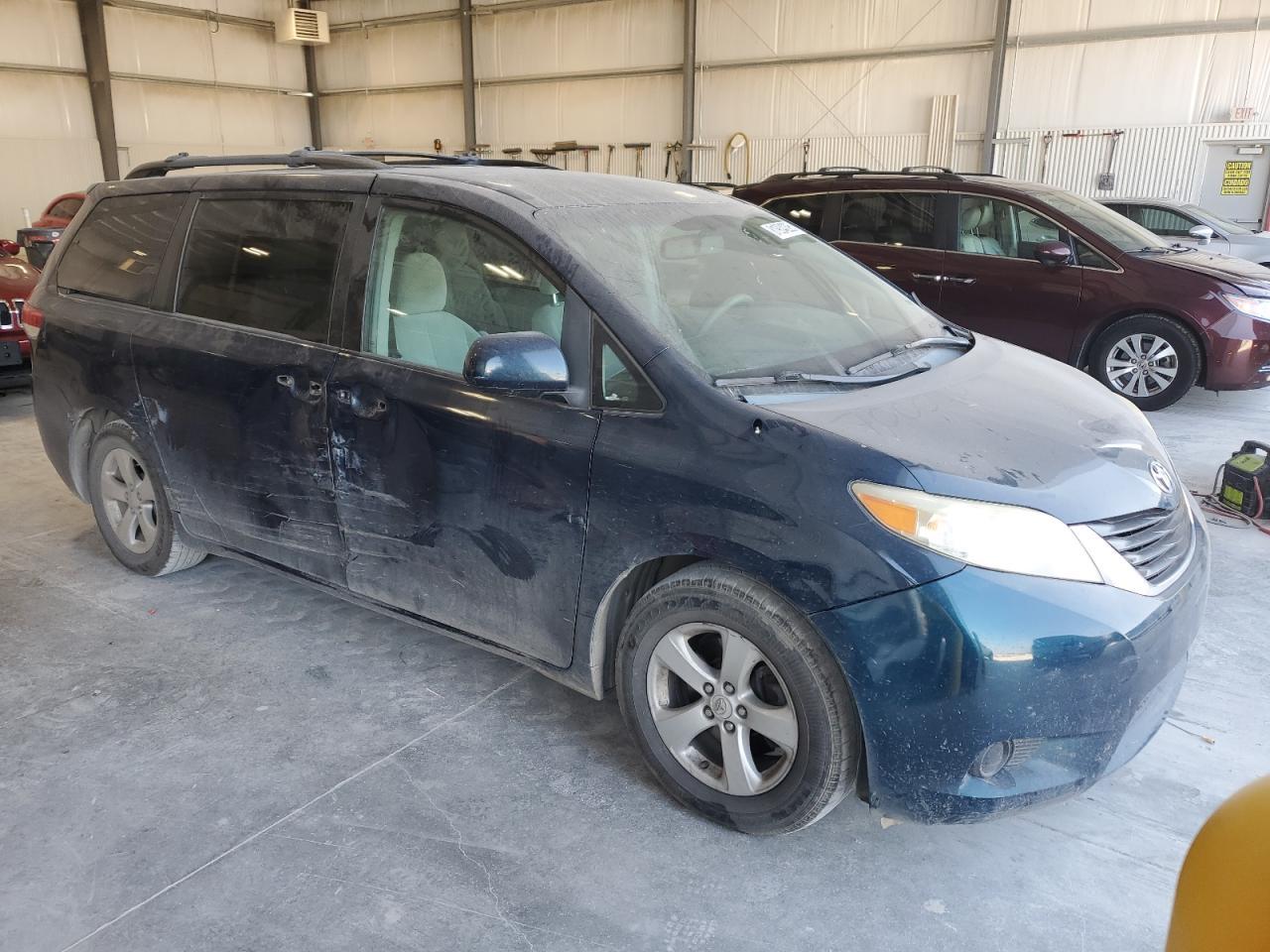 2011 Toyota Sienna Le - Фото 4